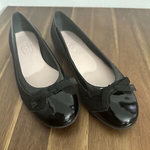 Talbots Black Patent Cap Toe  Classy Leather Ballet Flats w bow sz 6 EUC